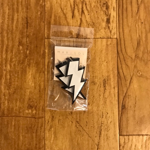 White⚡️⚡️ lightning bolt earrings⚡️⚡️ - Picture 2 of 4
